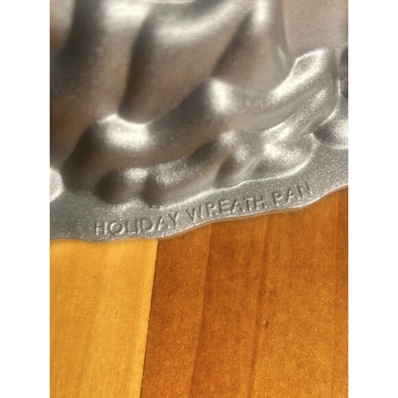Nordic Ware Holiday Wreath Bundt Pan 9 Cup Capacity Nonstick Heavy Cast Aluminum - Picture 6 of 10